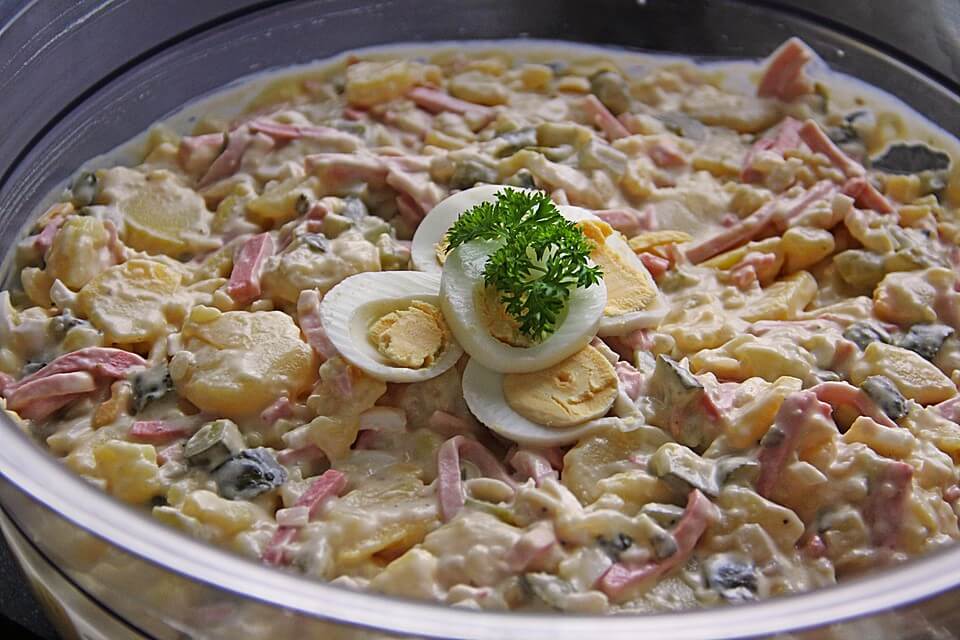 Deze heerlijke Duitse &amp;#39;Kartoffelsalat&amp;#39; flans je zo in elkaar